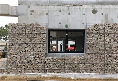 Bagaimana cara kerja kombinasi gabion dengan material lain?